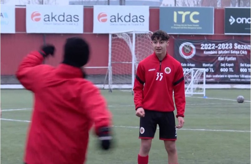 qalatasaray-15-yashli-futbolchunu-transfer-edir