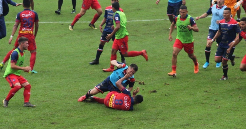 millinin-futbolchusu-qeddarcasina-doyulub