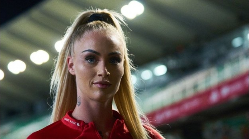 qadin-futbolchuya-1-gece-kechirmek-uchun-100-min-avro-teklif-edildi