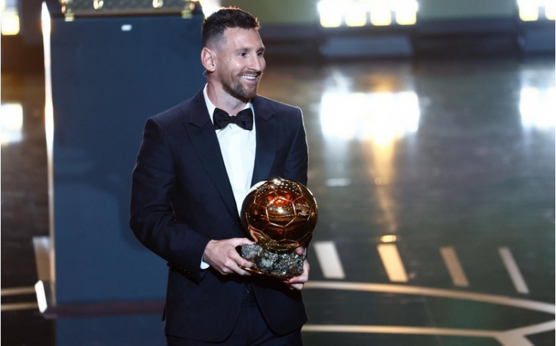 lionel-messi-8-ci-defe-qizil-topu-qazanib