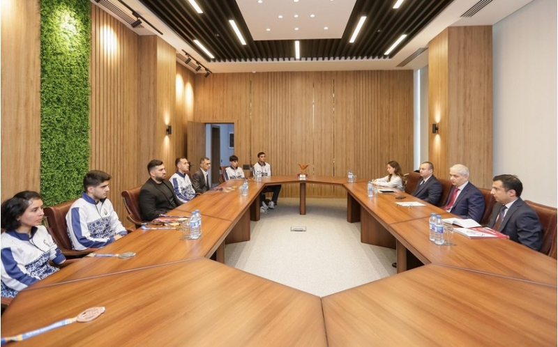 milli-paralimpiya-komitesinin-prezidenti-yigma-uzvleri-ile-gorushub