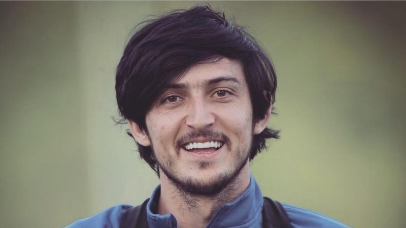 serdar-azmun-qolu-kime-hesr-elediyini-achiqladi