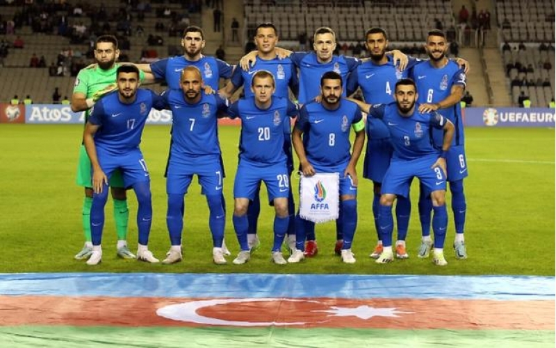 azerbaycan-millisine-27-futbolchu-chagirildi