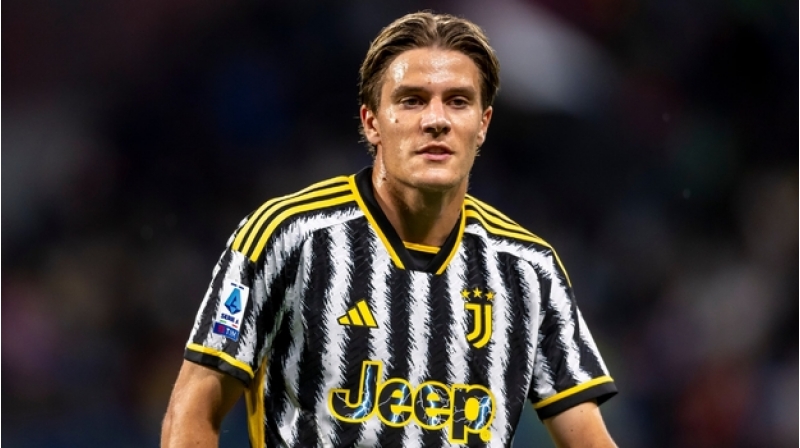 yuventus-qalmaqalli-futbolchusu-ile-yeni-muqavile-imzalayib