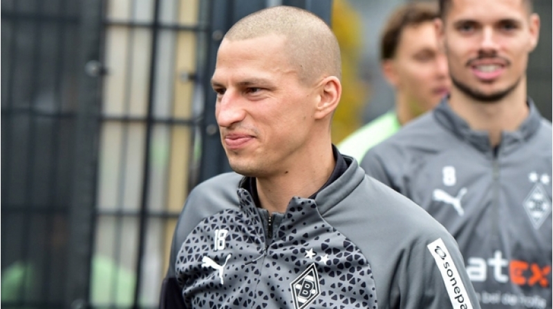 millinin-futbolchusu-xerchenge-qalib-geli