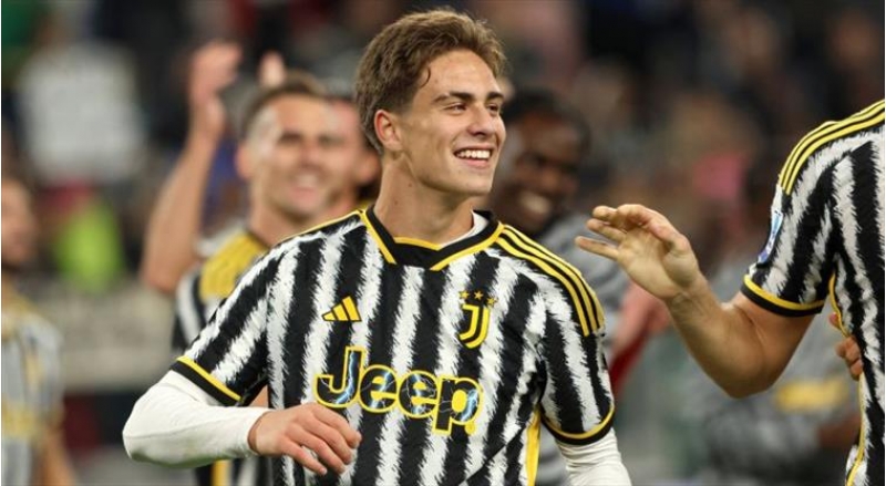 yuventus-genc-futbolchu-ile-yollarini-ayirir