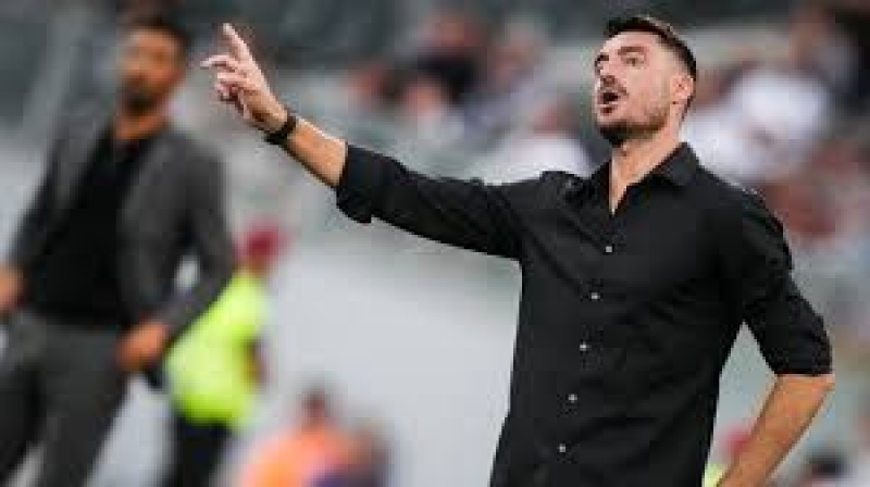 albert-riera-jurnalistlere-qezeblenib-