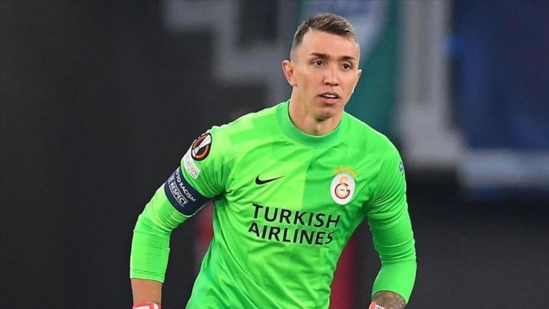fernando-muslera-qalatasarayla-muqavile-muddetini-uzatmayib-