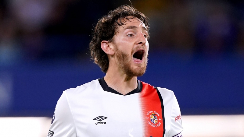 lut-tounun-futbolchusu-eve-buraxilib-