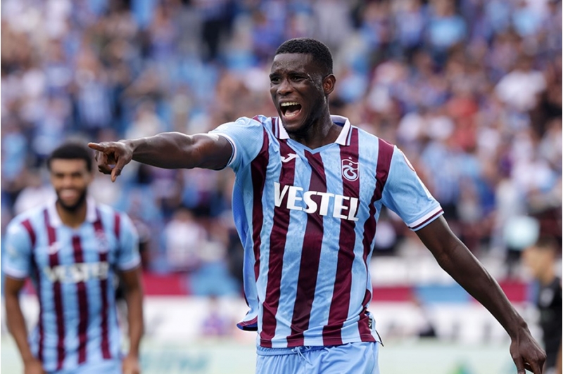 trabzonspor-nigeriyali-futbolchu-ile-yollarini-ayira-biler-