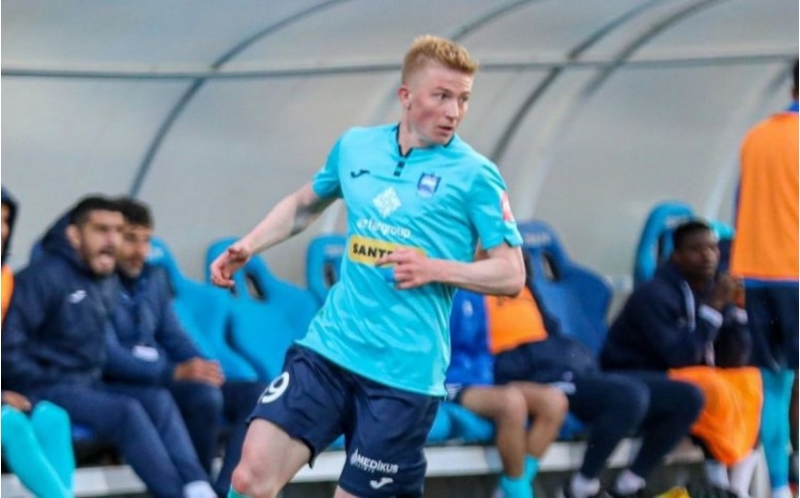 zire-ukraynali-futbolchuyla-yollarini-ayirib