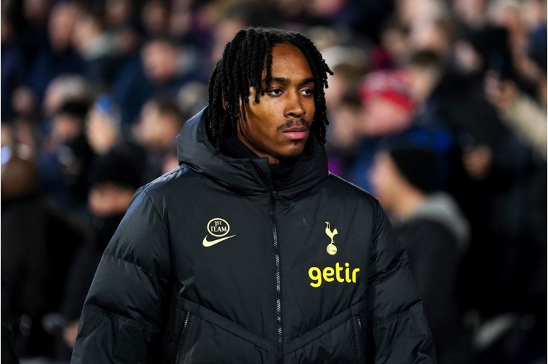 tottenhem-klubu-ingiltereli-sag-cinah-mudafiechisini-satisha-chixarib-