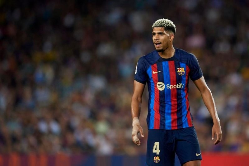 manchester-yuanyted-barselonanin-ffutbolchusunu-isteyir-