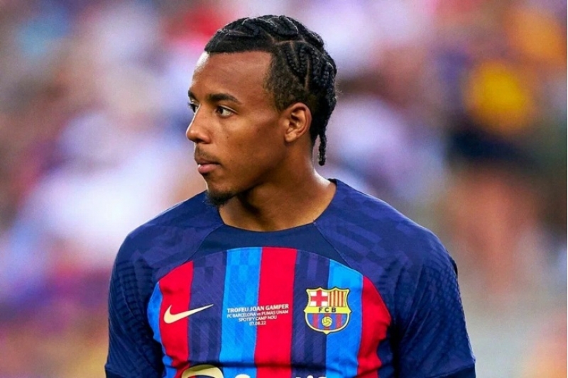 ozu-oyunda-olan-futbolchunun-evi-qaret-edildi