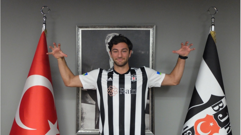 beshiktash-futbolchusu-ile-yollarini-ayirmaq-qerarina-gelib-