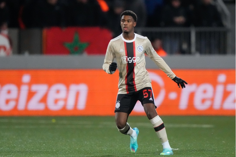 ayaks-genc-futbolchusu-ile-yeni-muqavile-imzalayacaq