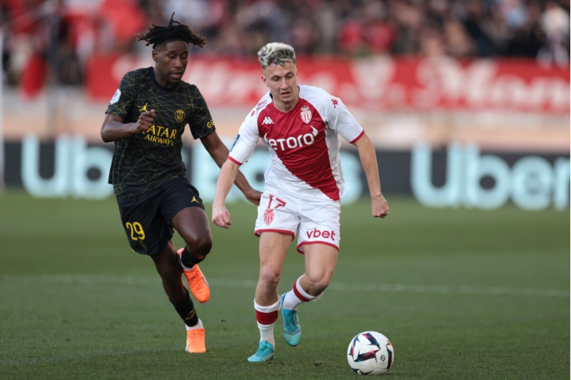 fransada-chixish-eden-rusiyali-futbolchu-reqibden-chekinir-