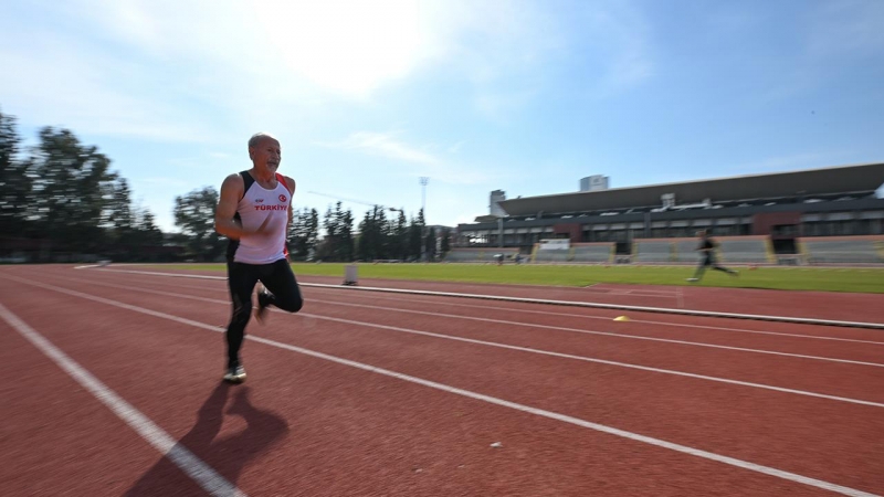 63-yashinda-turkiye-rekordunu-yeniledi-