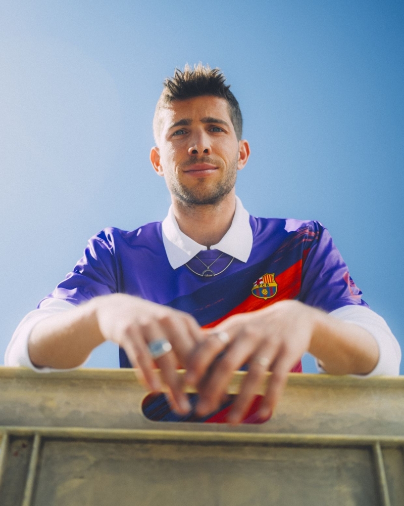 barselona-8-marta-hesr-olunmush-formasini-teqdim-edib