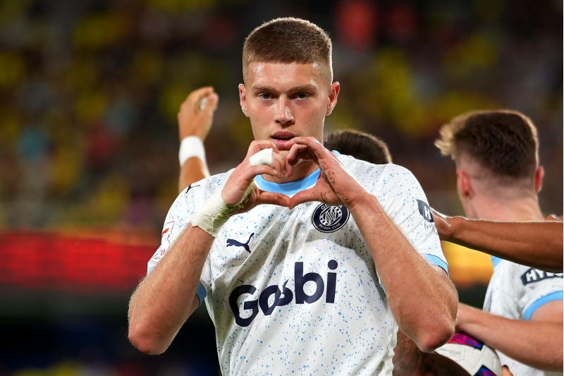 chelsi-jironanin-futbolchusu-ile-maraqlanir-