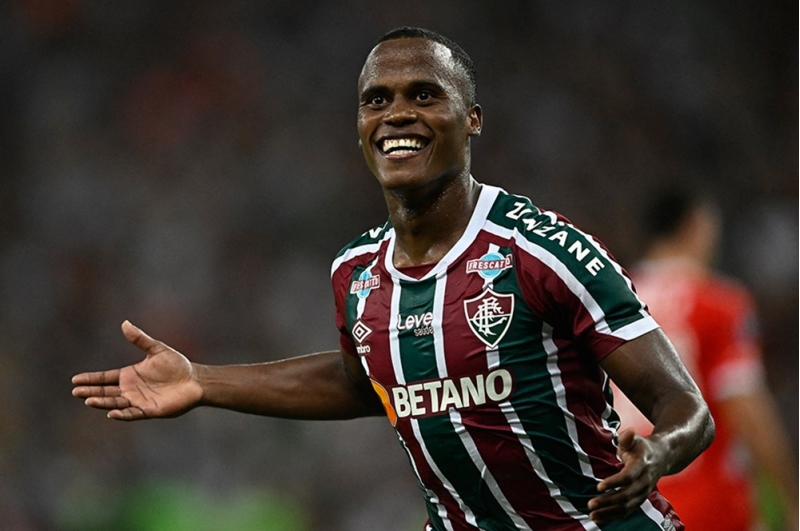 vulverhempton-fluminenseden-futbolchu-alir