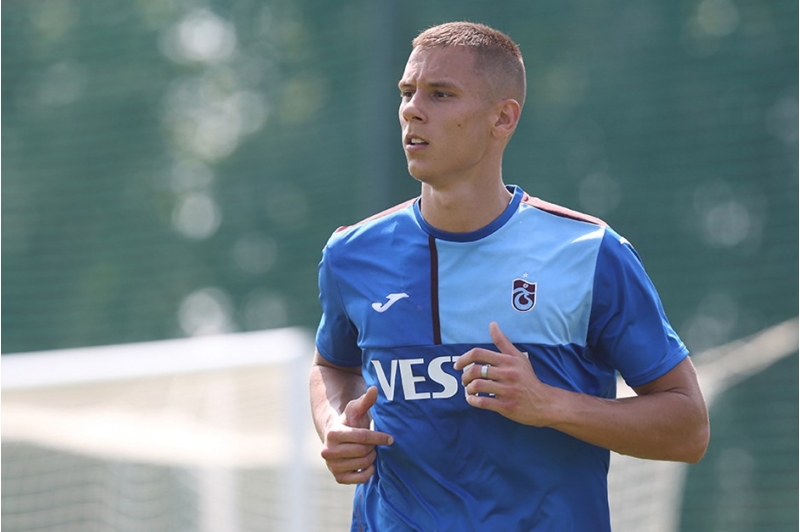 trabzonsporda-daha-bir-futbolchu-ayriligi-yashanib