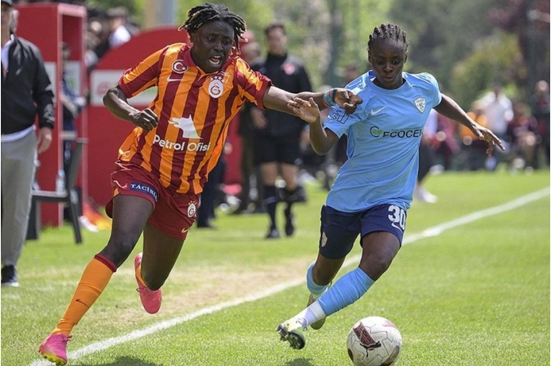 qalatasarayin-qadin-futbolchusu-reqibini-yumruqla-vurub