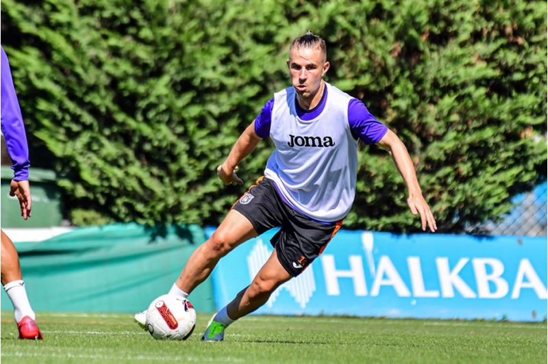 yunanistanli-futbolchu-daha-2-il-bashakshehirde