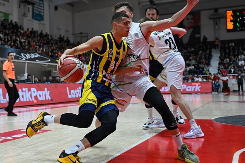 fenerbagcha-daha-bir-basketbolchu-ile-yollarini-ayirib