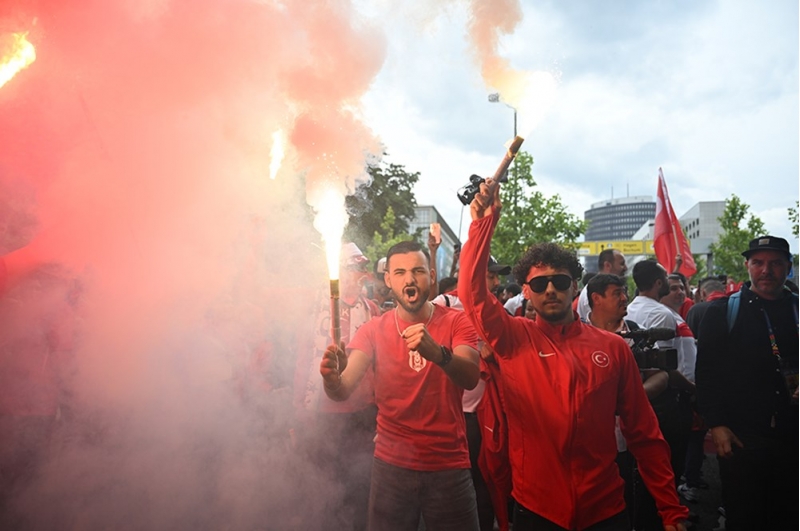 dortmund-kucheleri-qirmizi-aga-boyanib