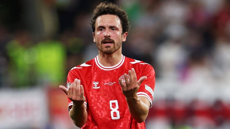 danimarkali-futbolchu-sevilyani-terk-edib