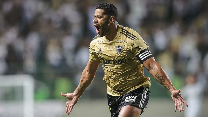 halk-helede-qollarini-siralayir