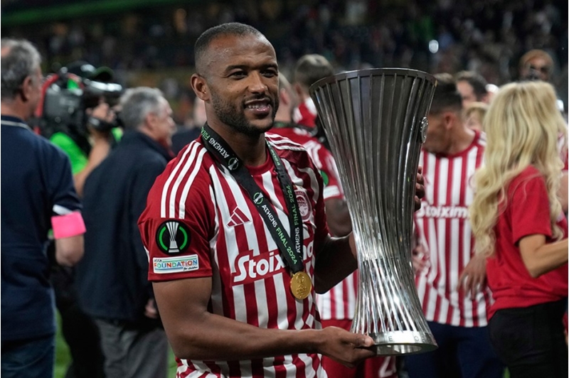 olimpiakos-meraleshli-futbolchu-ile-yeni-muqavile-imzalayib