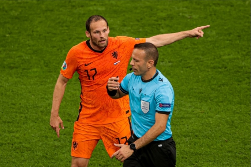 niderlandli-futbolchu-peshakar-karyerasini-bitirib