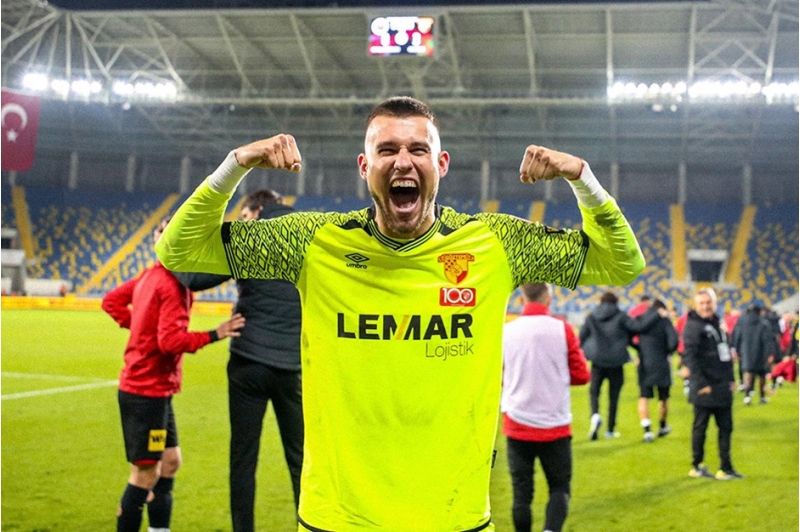 goztepe-klubu-polshali-futbolchunu-heyetine-qatib