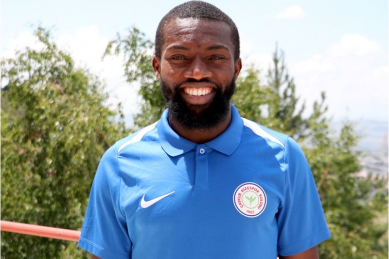 rizespor-nigeriyali-futbolchu-ile-yollarini-ayirib