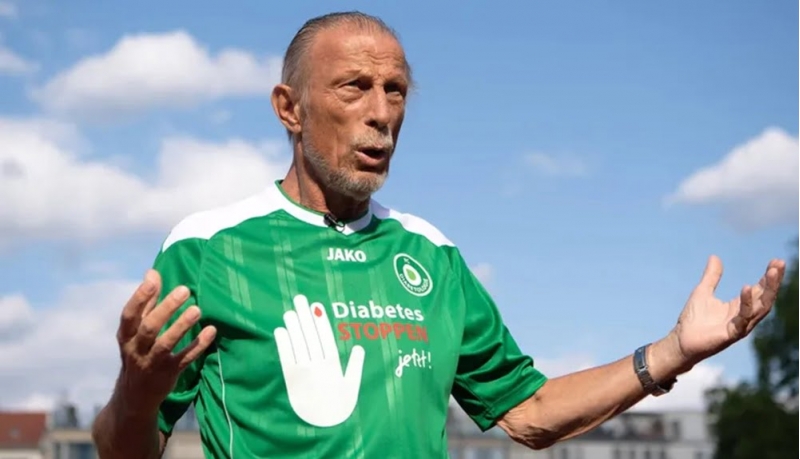 mehshur-almaniyali-bash-meshqchi-vefat-edib