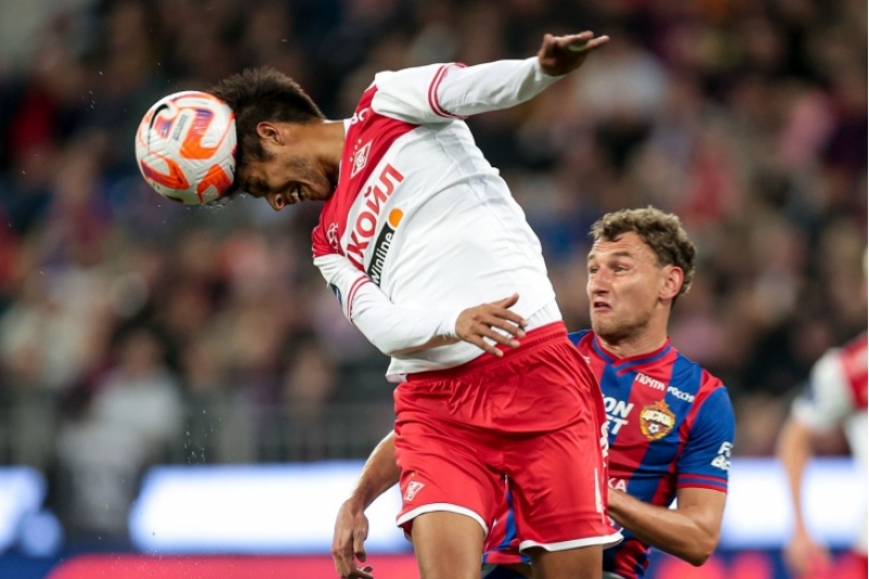 valensiya-spartakin-oyunchusu-ile-maraqlanir