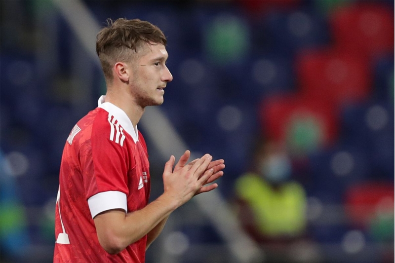 rusayali-futbolchu-bu-olkede-en-chox-qazanan-ikinci-futbolchu-olacaq