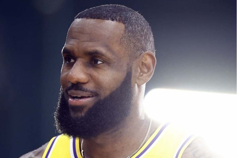 lebron-ceymsin-heyat-yoldashi-maraqli-qiyafede