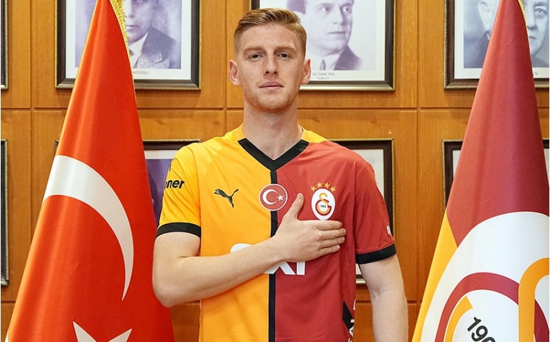 qalatasaray-futbolchusu-ile-yeni-muqavile-imzalayib