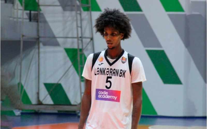 lenkeran-absh-li-basketbolchusu-ile-yollarini-ayirib