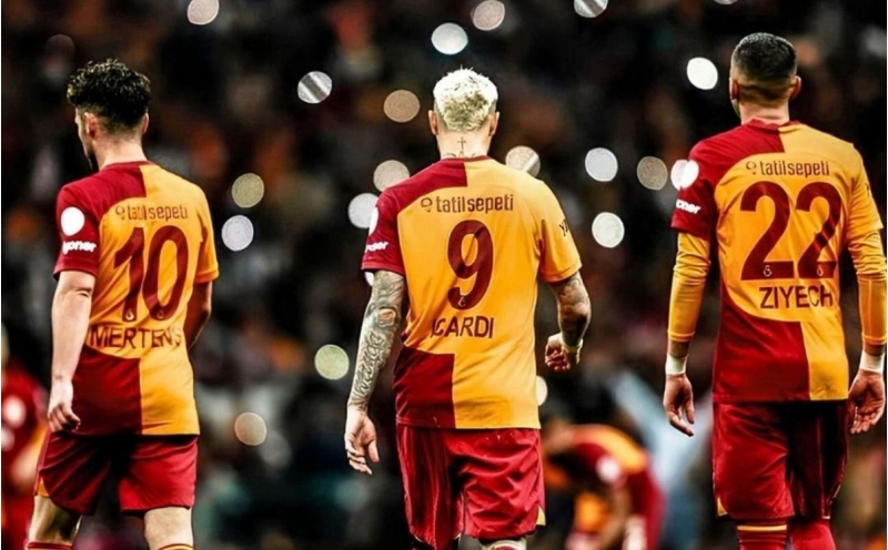 qalatasaray-ulduz-futbolchusu-ile-vidalashir-2