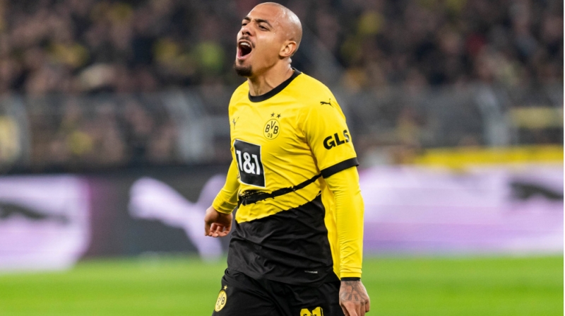 aston-villani-gozu-borussiyanin-futbolchusuna-dushub