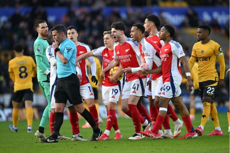arsenal-seferde-vulverhemptonu-meglub-etdi