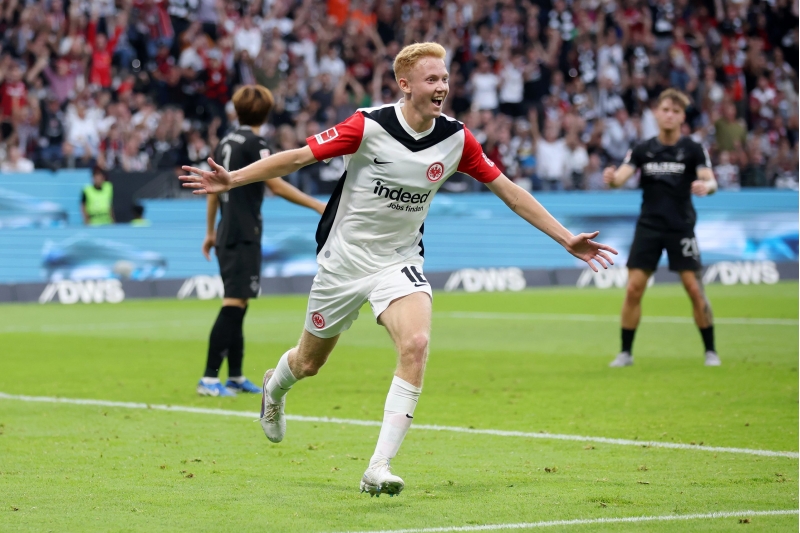 ayntraxt-isvechli-futbolchusu-ile-yollarini-ayiracaq