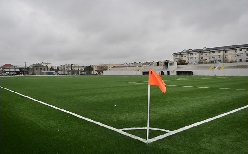 bine-qesebe-stadionunda-suni-ot-ortuyunun-yenilenmesi-ishleri-basha-chatib