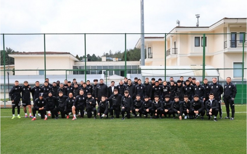 neftchinin-yeniyetme-futbolchulari-beshiktashin-meshqini-izleyibler
