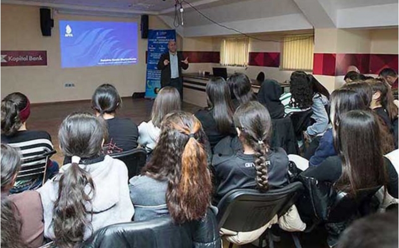 sumqayitin-futbolchularina-danishilmish-oyunlarla-bagli-seminar-kechirilib