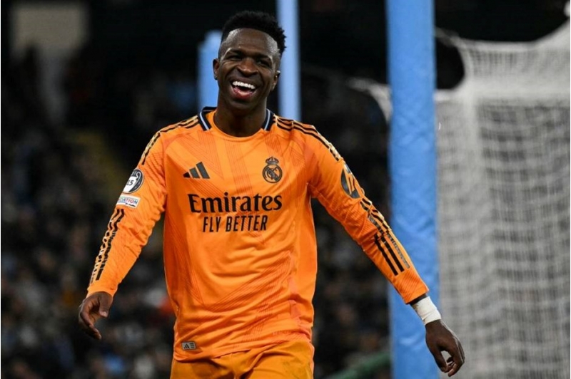 real-madrid-ulduz-futbolchusu-ile-yola-davam-edecek